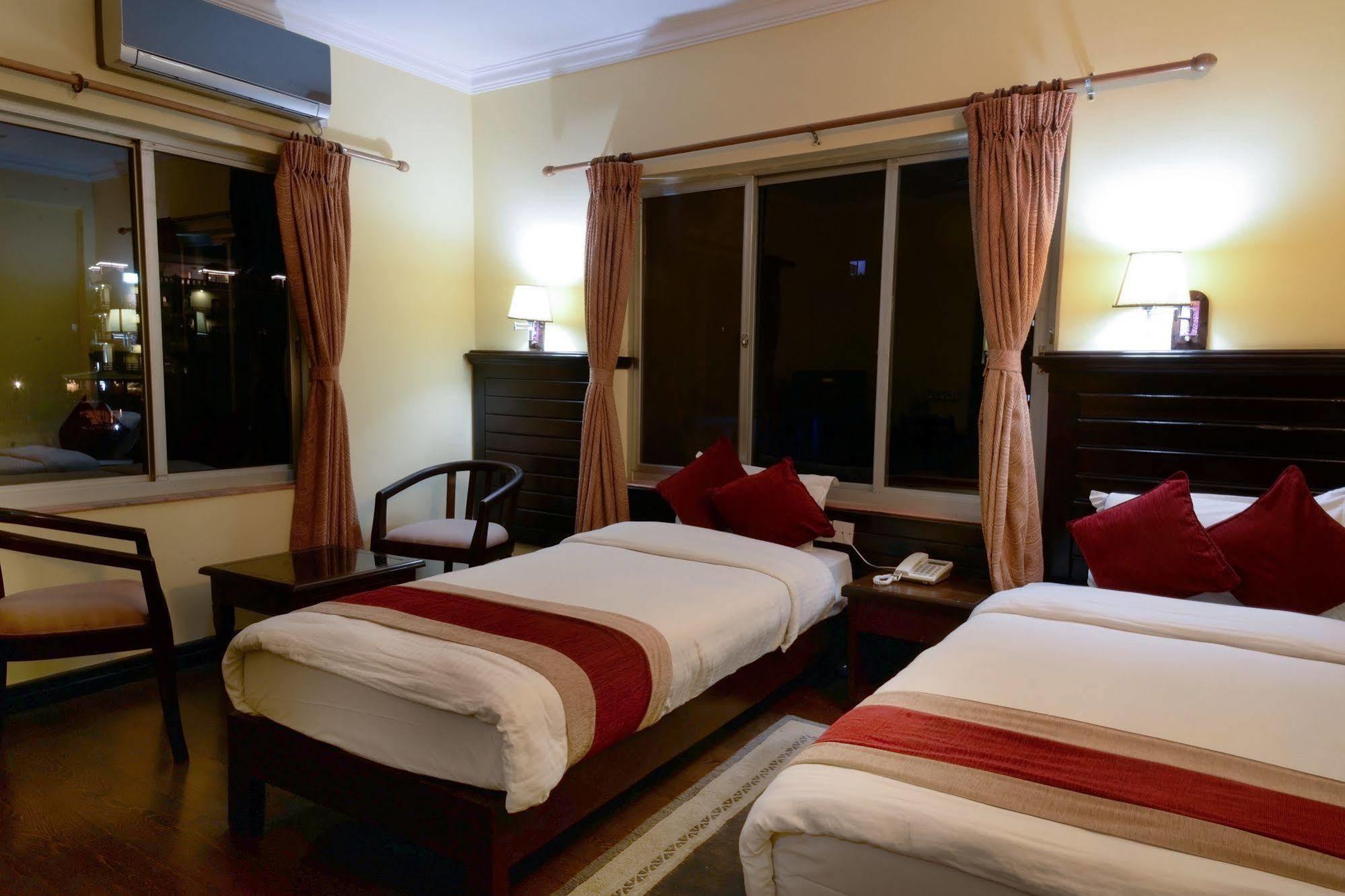 Hotel Lake Star Pokhara Exterior foto