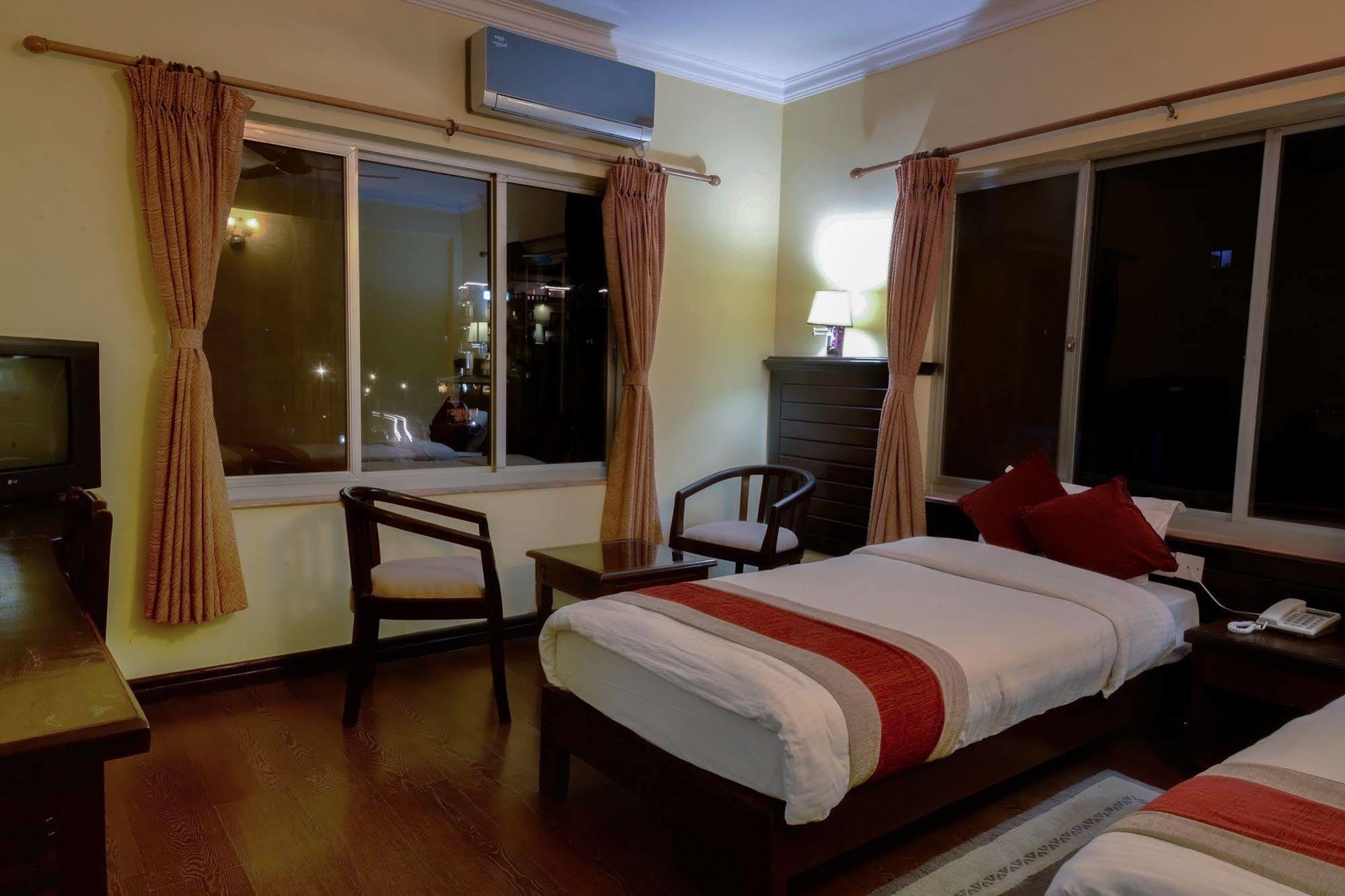 Hotel Lake Star Pokhara Exterior foto